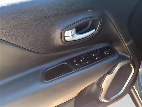 Used 2023 Jeep Renegade Latitude image 11