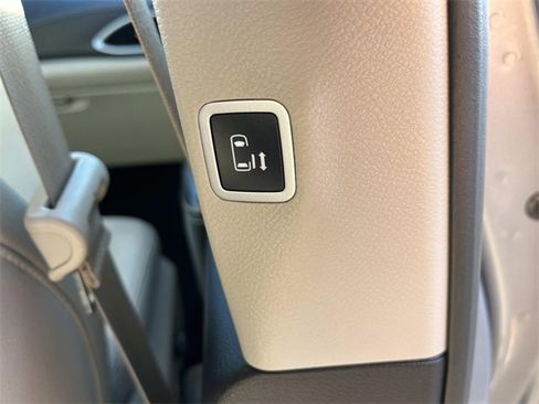 Used 2021 Chrysler Pacifica Touring-L image 26