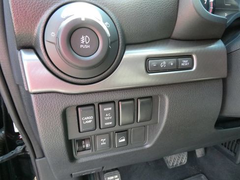 Used 2021 Nissan Titan PRO-4X w/ Pro-4x Convenience Package AWD/4WD image 28
