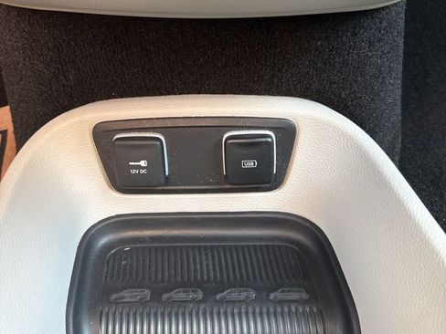 Certified 2019 Chrysler Pacifica Touring-L image 11