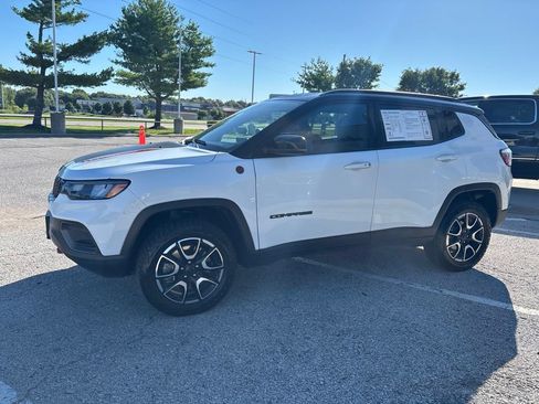 Used 2025 Jeep Compass Trailhawk AWD/4WD image 15