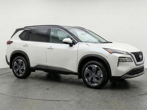 Used 2025 Nissan Rogue SV image 1