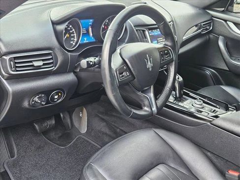 Used 2019 Maserati Levante image 10