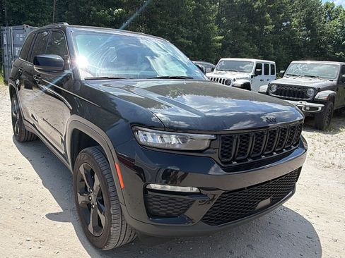 Used 2025 Jeep Grand Cherokee Limited w/ Black Appearance Package AWD/4WD image 5