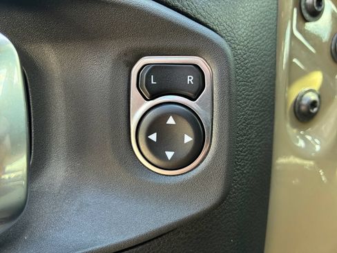 Used 2025 Jeep Gladiator Rubicon AWD/4WD image 17