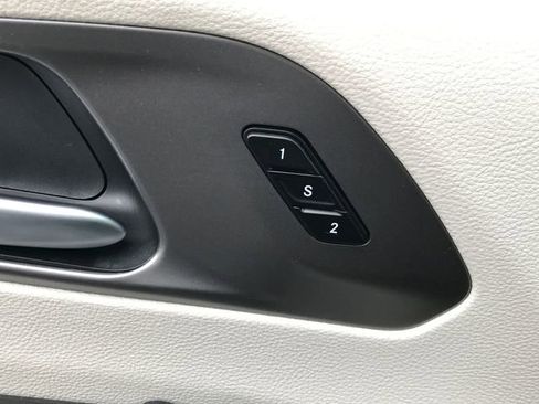 Used 2024 Chrysler Pacifica Touring-L image 11