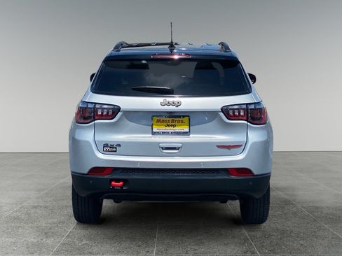 Used 2025 Jeep Compass Trailhawk AWD/4WD image 4