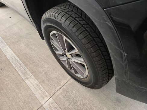 Used 2023 Chevrolet Traverse LT image 9