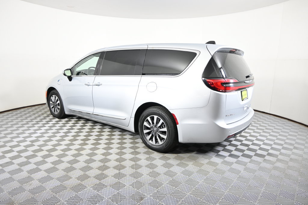 Used 2023 Chrysler Pacifica Limited FWD image 4