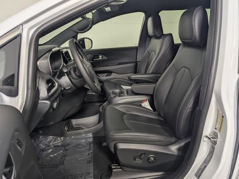 New 2026 Chrysler Pacifica Select FWD image 14