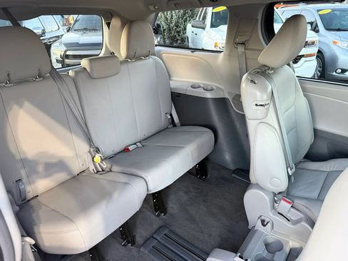 Used 2017 Toyota Sienna XLE w/ XLE Navigation Package FWD image 20