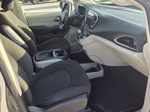 Used 2021 Chrysler Pacifica Touring image 17