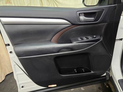 Used 2019 Toyota Highlander XLE image 12