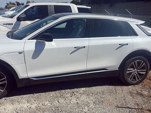 Used 2024 Cadillac Lyriq Luxury AWD/4WD image 3