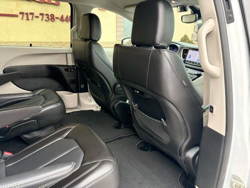 Used 2024 Chrysler Pacifica Touring-L FWD image 40