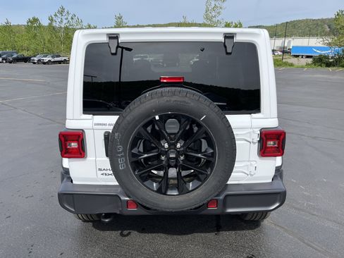 Used 2025 Jeep Wrangler Unlimited Sahara AWD/4WD image 6