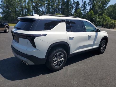 Used 2025 Chevrolet Traverse LT FWD image 6