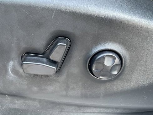 Certified 2024 Chrysler Pacifica Touring-L image 19