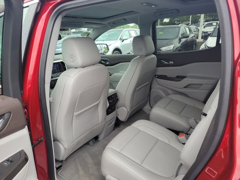 Used 2023 GMC Acadia SLT w/ Preferred Package FWD image 14