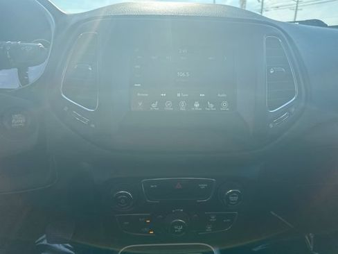 Used 2018 Jeep Compass Latitude w/ Popular Equipment Group AWD/4WD image 18