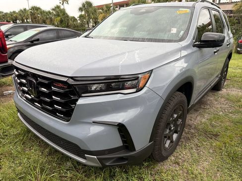 Used 2025 Honda Pilot TrailSport image 7
