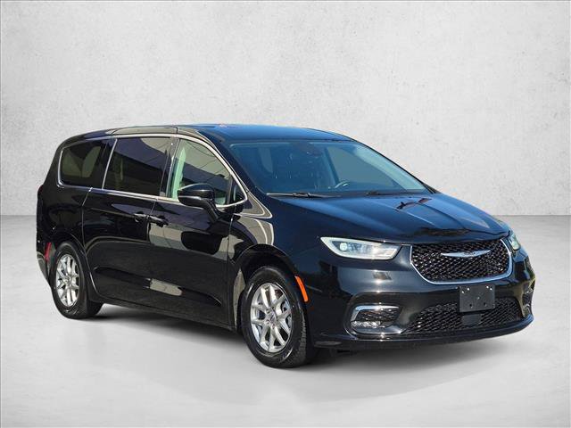Used 2024 Chrysler Pacifica Touring-L FWD image 3