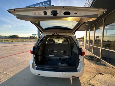 Used 2015 Toyota Sienna XLE image 9