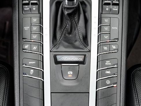 Used 2018 Porsche Macan S image 21