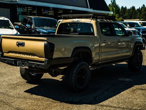 Used 2019 Toyota Tacoma TRD Off-Road AWD/4WD image 11