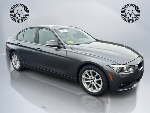 Used 2018 BMW 320i xDrive Sedan AWD/4WD image 3