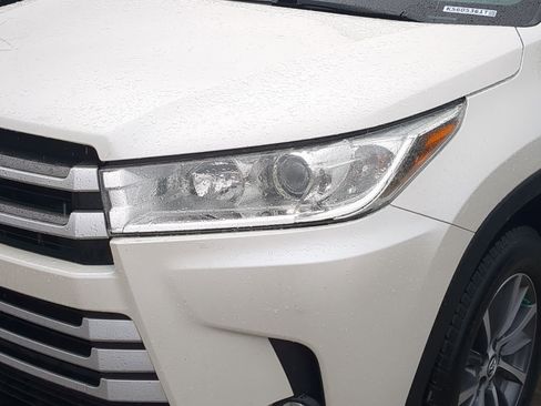 Used 2019 Toyota Highlander SE image 11