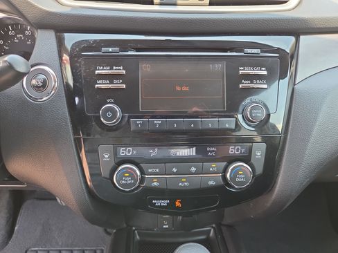 Used 2015 Nissan Rogue SV AWD/4WD image 22
