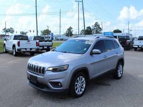 Used 2019 Jeep Cherokee Latitude w/ Popular Appearance Group FWD image 2