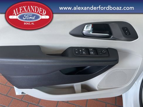 Used 2024 Chrysler Pacifica Touring-L image 9