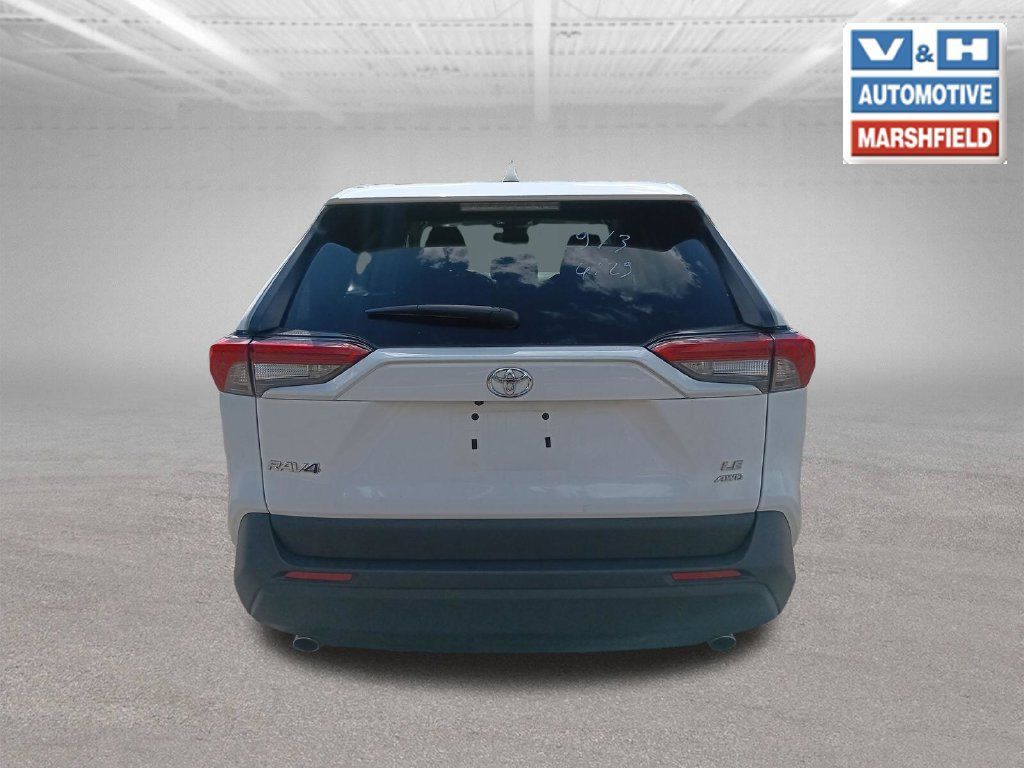 Used 2025 Toyota RAV4 LE AWD/4WD image 4
