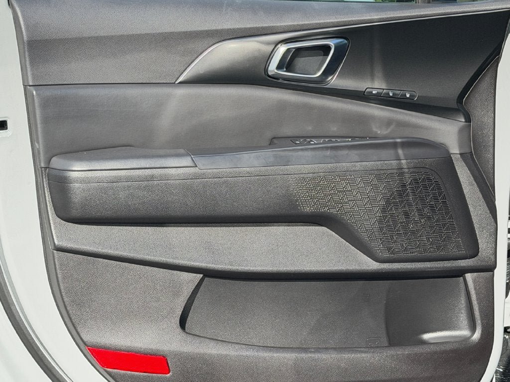 Used 2025 Kia Carnival SX w/ SX Dark Edition Package FWD image 21