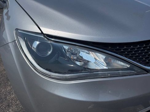 Used 2018 Chrysler Pacifica Touring-L w/ Tire & Wheel Group FWD image 3