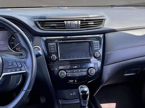 Used 2018 Nissan Rogue SV w/ Premium Package AWD/4WD image 6