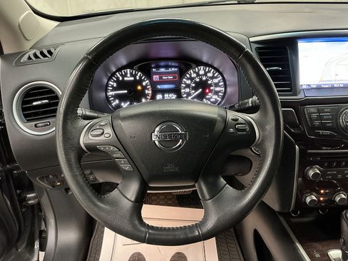 Used 2015 Nissan Pathfinder Platinum w/ Family Entertainment Package FWD image 12