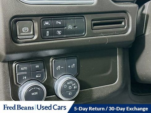 Used 2023 GMC Yukon XL SLT w/ SLT Premium Package image 12