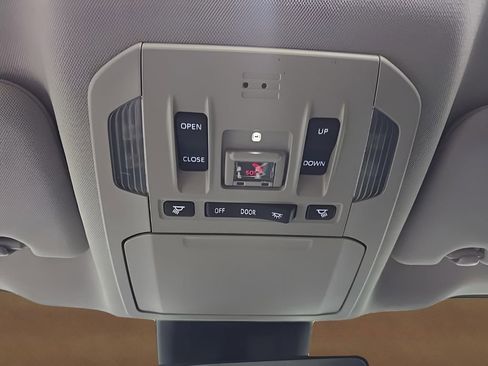 Used 2023 Toyota Highlander Limited image 25