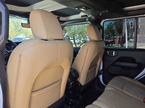 Used 2018 Jeep Wrangler Unlimited Sahara AWD/4WD image 15