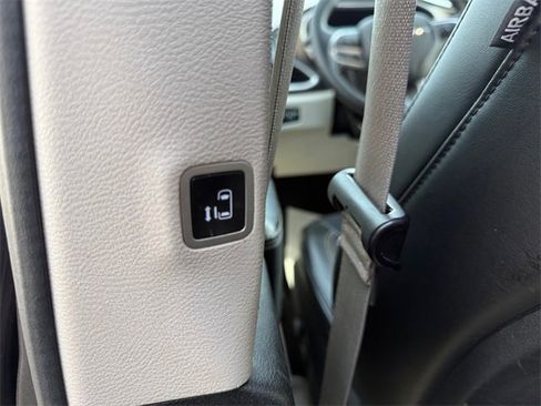 Used 2020 Chrysler Voyager Lxi image 21