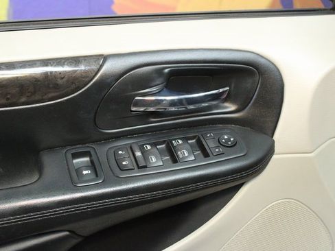 Used 2018 Dodge Grand Caravan SE w/ UConnect Hands-Free Group image 16
