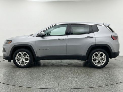 Used 2025 Jeep Compass Latitude AWD/4WD image 5