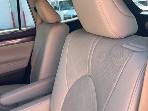 Used 2021 Toyota Highlander Platinum FWD image 10