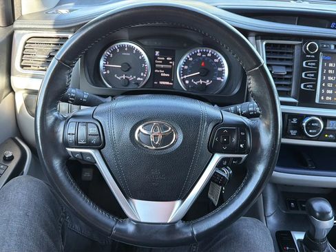 Used 2017 Toyota Highlander AWD V6 image 10