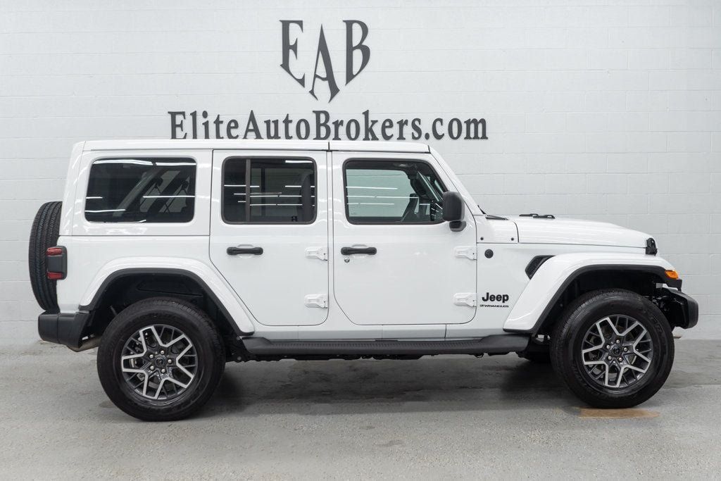Used 2026 Jeep Wrangler Unlimited Sahara AWD/4WD image 5