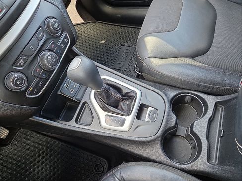Used 2018 Jeep Cherokee Latitude Plus w/ Comfort/Convenience Group FWD image 25
