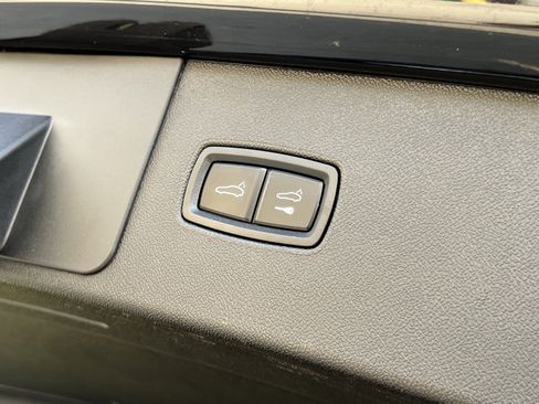 Certified 2023 Porsche Cayenne Platinum Edition image 17